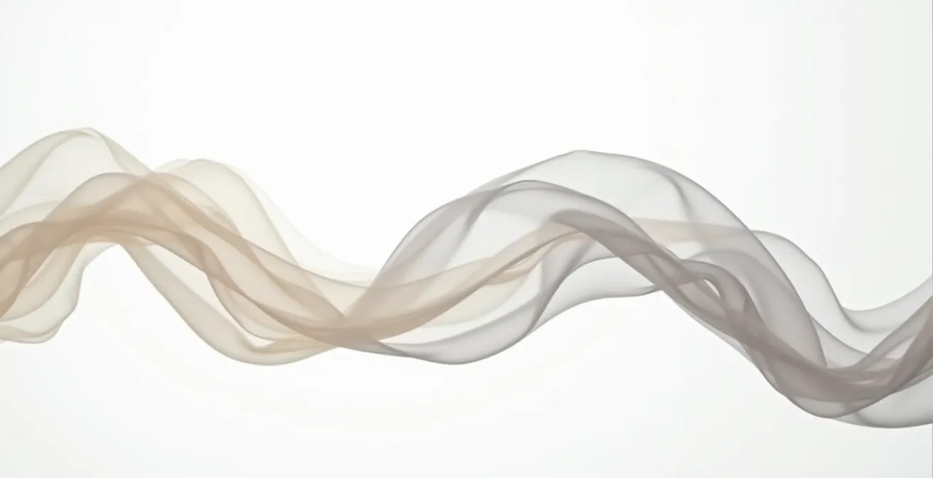 Kunstvolle Darstellung fließender Stoffe, die eine elegante Silhouette umspielen